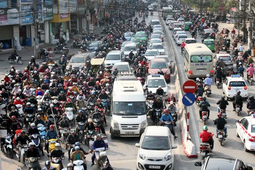 Hà Nội hiện có khoảng 5,5 triệu xe máy và vẫn tiếp tục gia tăng với tốc độ 7% năm. Ảnh minh họa: Bá Đô.