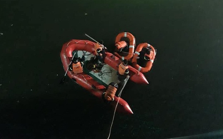 Lực lượng chức năng tổ chức tìm kiếm nạn nhân.