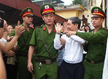 Dương Chí Dũng sau buổi xét xử giơ tay chào anh, em và vợ con.