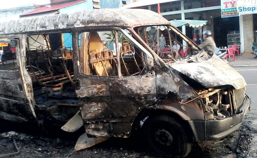 Chiếc xe còn trơ khung, nằm lề đường Lý Thường Kiệt, TP Cà Mau