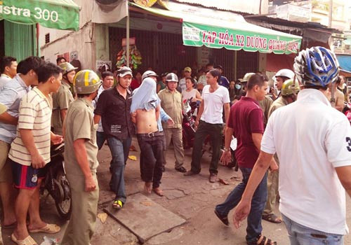 Tên Ngô Quang Tuấn bị cảnh sát khổng chế đưa về trụ sở phục vụ điều tra 