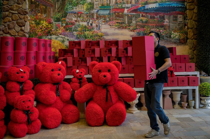 Trong một cửa hàng bán đồ lưu niệm ở Al-Khobar, Ả-rập Xê-út. (Ảnh: Bloomberg)