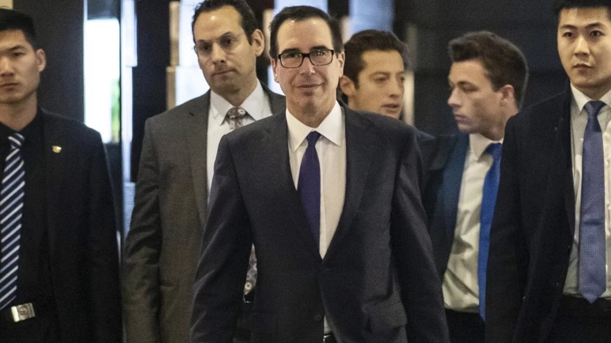 Bộ trưởng Tài chính Mỹ Steven Mnuchin rời một khách sạn ở Bắc Kinh. (Ảnh: SCMP)