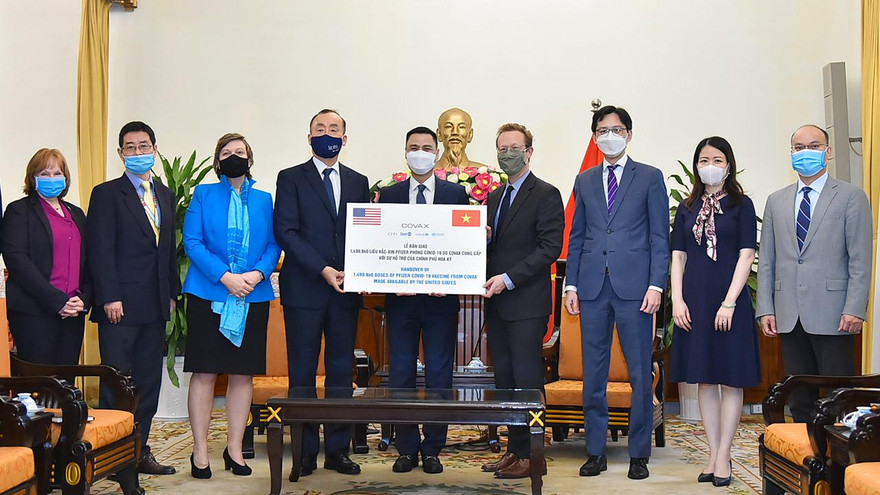 Buổi lễ trao tăng tượng trưng. (Ảnh: Mofa)