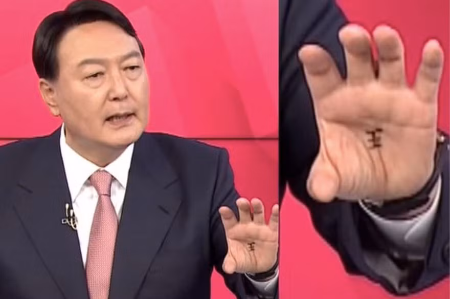 Ứng viên Yoon Seok-youl có chữ "vương" trong lòng bàn tay trái khi ông tham gia phiên tranh luận trên truyền hình gần đây. 