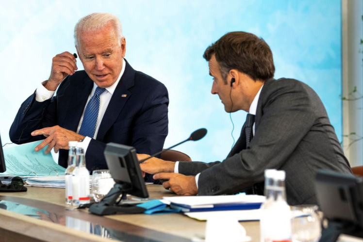 Tổng thống Mỹ Joe Biden và Tổng thống Pháp Emmanuel Macron trong cuộc họp thượng đỉnh của G7 tại Anh hồi tháng 6. (Ảnh: Reuters)