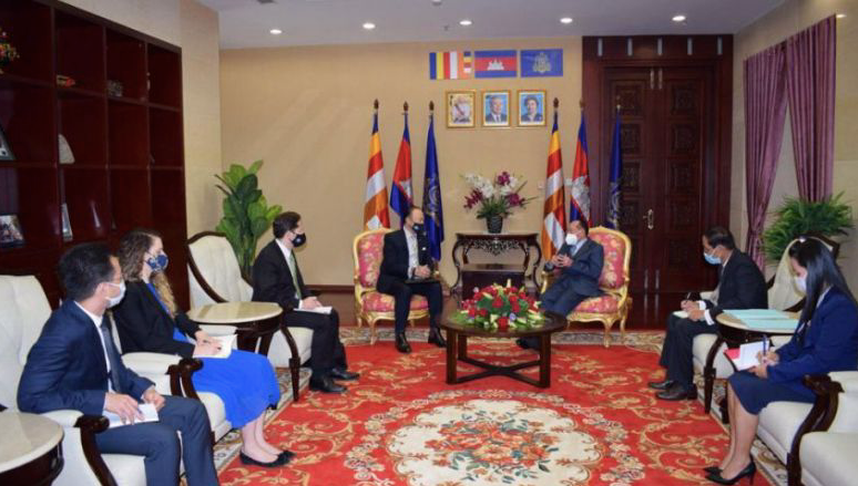 Phó Thủ tướng Campuchia Hor Namhong trong cuộc tiếp Đại sứ Úc ngày 1/10. (Ảnh: Phnom Penh Post)