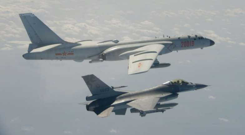 Một chiếc F-16 của Đài Loan (Trung Quốc) bay gần máy bay ném bom H-6 của đại lục hồi tháng 2/2020