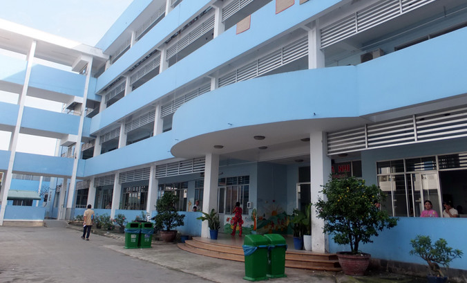 Hiện trường nơi chị T. nhảy từ lầy 2 xuống. Ảnh: Đức Thịnh.