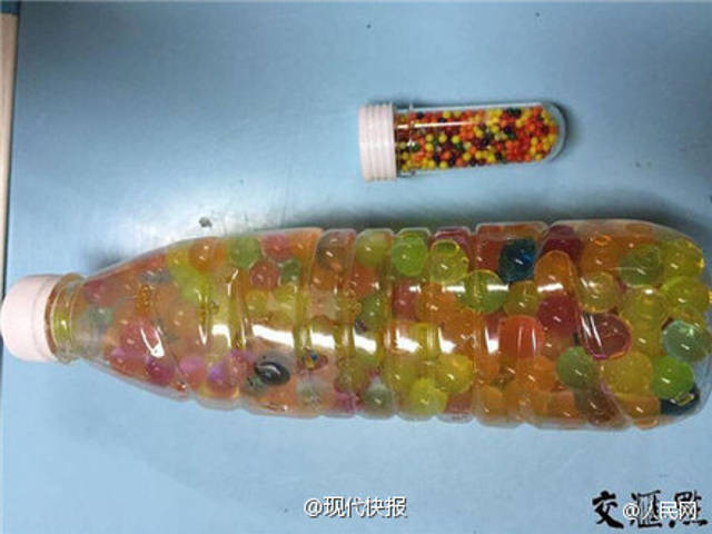 Loại hạt mà cặp vợ chồng cho con gái ăn vì tưởng kẹo. Từ những hạt li ti, những viên nhựa nở ra gấp nhiều lần khi hấp thụ nước.