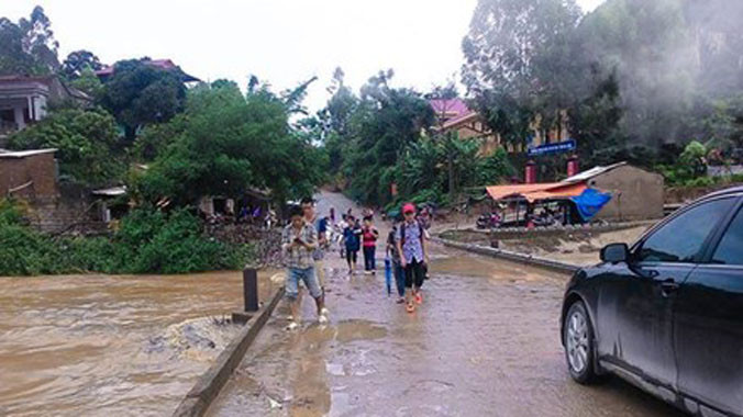 Học sinh Văn Lãng đi học qua những cầu ngầm rất nguy hiểm. Ảnh minh họa.