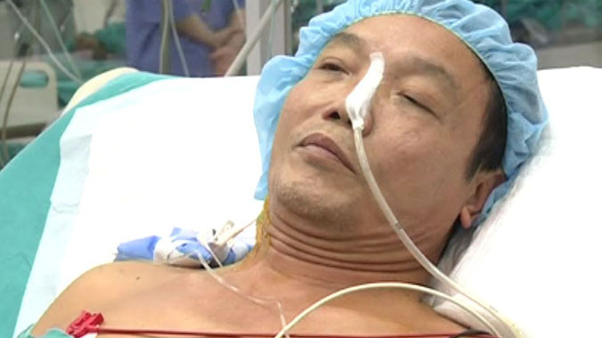 Đây là bệnh nhân nam (40 tuổi) vừa hồi phục sau ca ghép tim diễn ra vào ngày 5/9. Bệnh nhân đã được rút nội khí quản sau 2 ngày diễn ra ca mổ. Trước đó anh đã bị suy tim và giãn cơ tim giai đoạn cuối, sự sống chỉ còn tính từng ngày.