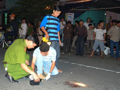 Lực lượng công an khám nghiệm hiện trường