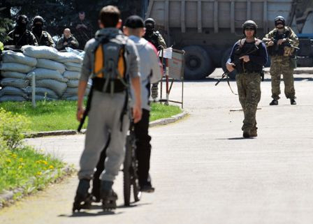 Lực lượng đặc nhiệm Ukraine gác tại sân bay thành phố Kramatorsk ngày 25/4.