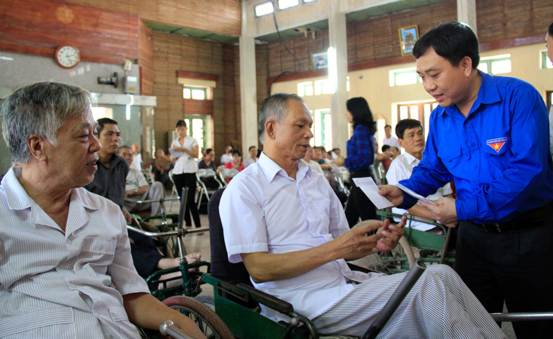 Tặng quà tri ân thương binh, gia đình liệt sỹ