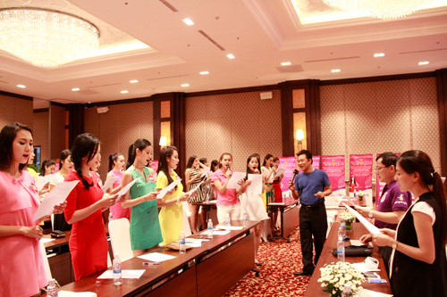 Thí sinh hoa hậu hát về biển đảo quê hương