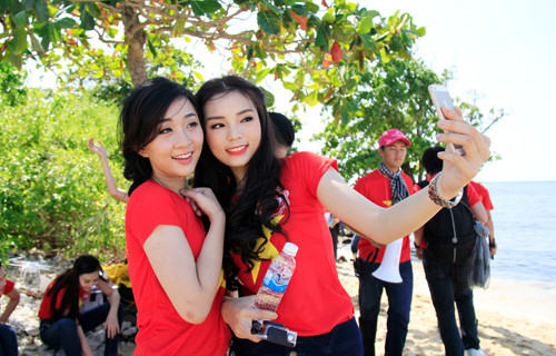 Điện thoại - “gương thần” của thí sinh hoa hậu