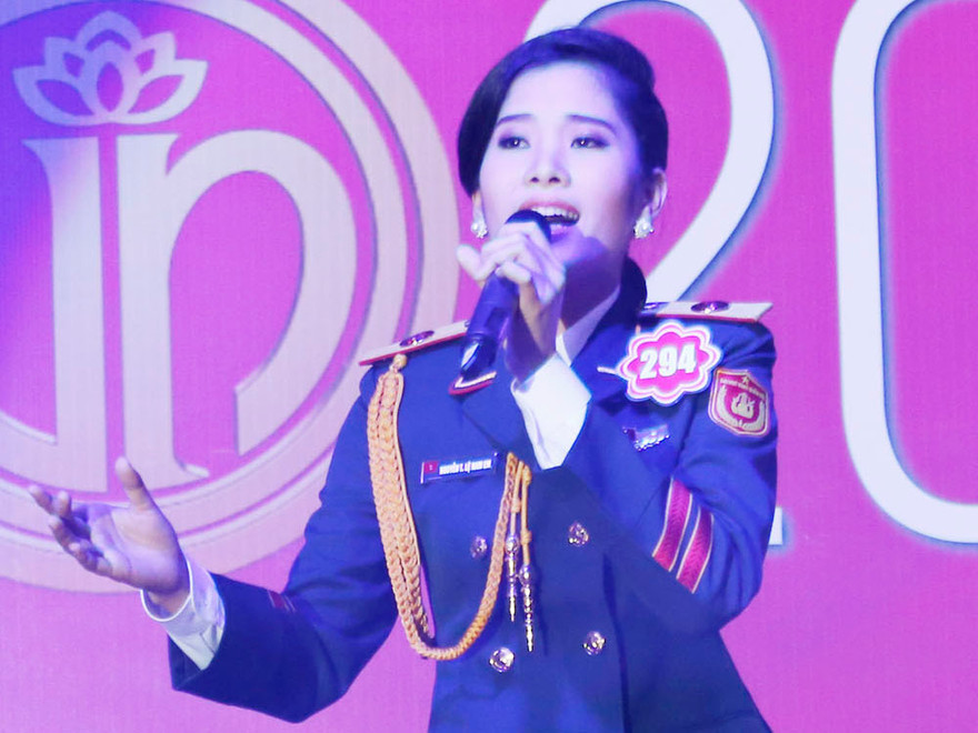 Nghe thí sinh hoa hậu hát về biển đảo Trường Sa