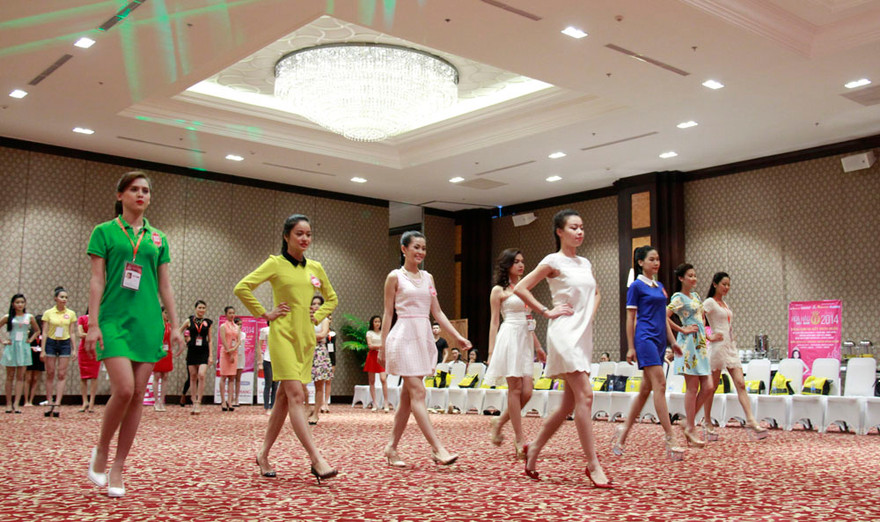 Clip thí sinh hoa hậu miệt mài tập catwalk