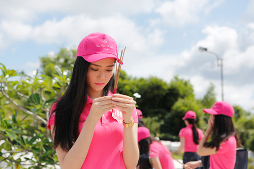 Thí sinh hoa hậu dâng hương Nghĩa trang liệt sĩ Phú Quốc