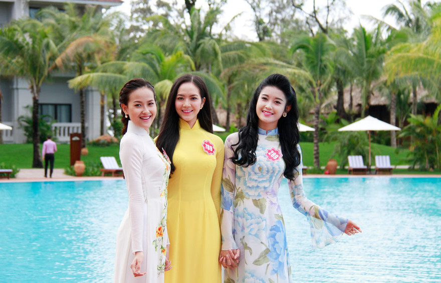 Thí sinh hoa hậu duyên dáng áo dài
