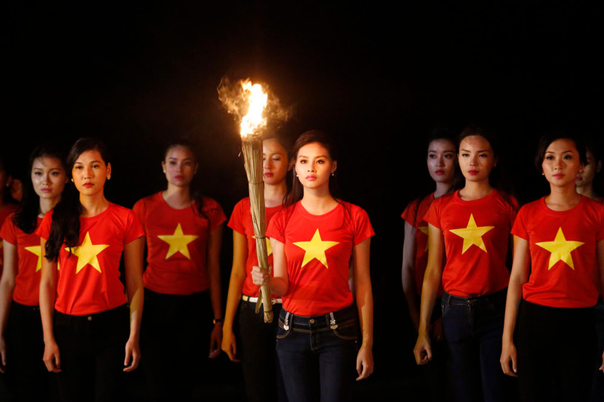 Thí sinh hoa hậu rước đuốc bên bờ biển