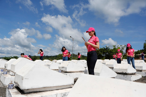 Dâng hương tại Nghĩa trang Liệt sĩ Phú Quốc