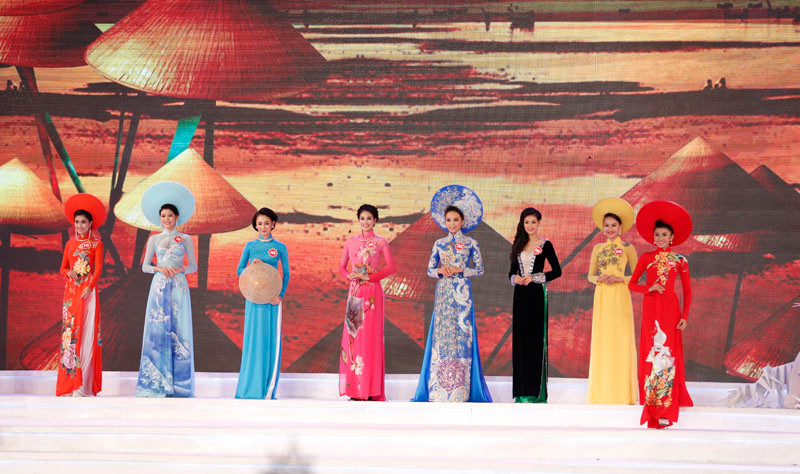 [ẢNH] Màn trình diễn áo dài đêm chung kết Hoa hậu Việt Nam