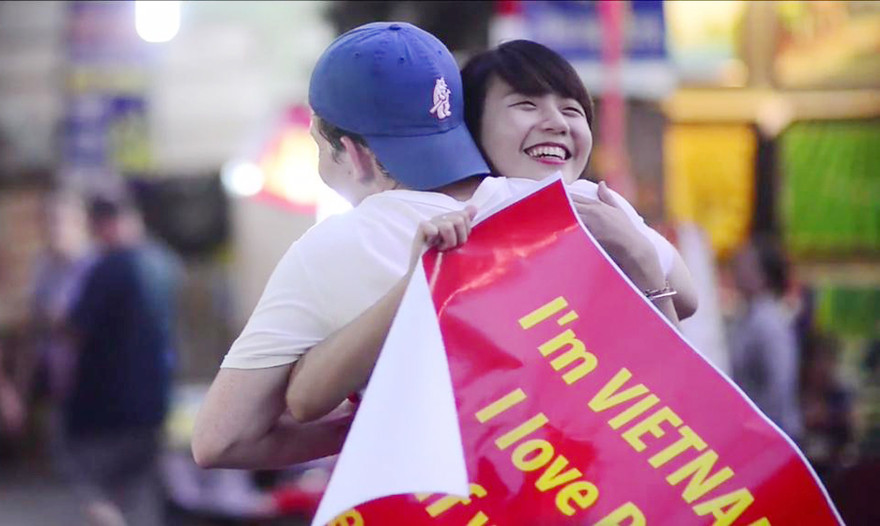 Gặp nữ sinh xinh đẹp "ôm vì hòa bình"