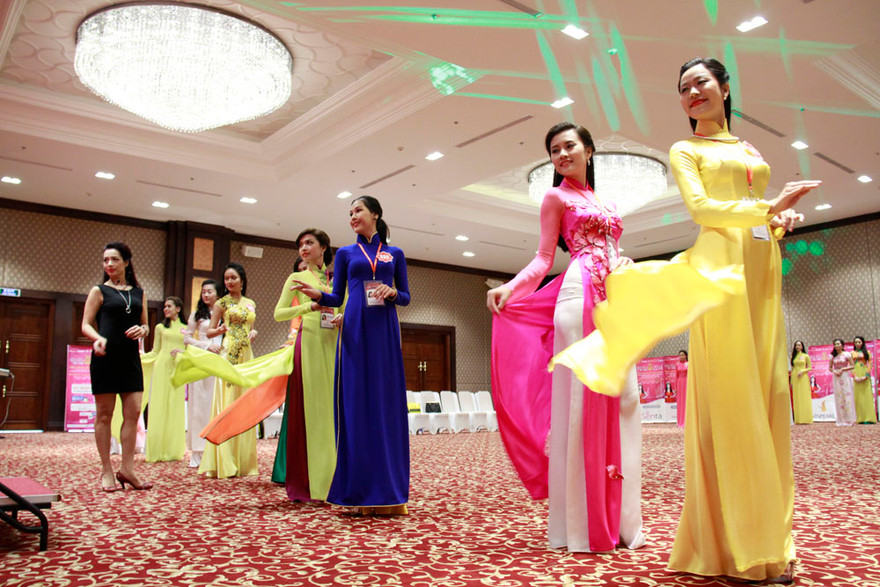 Ngắm thí sinh hoa hậu mặc áo dài đi catwalk
