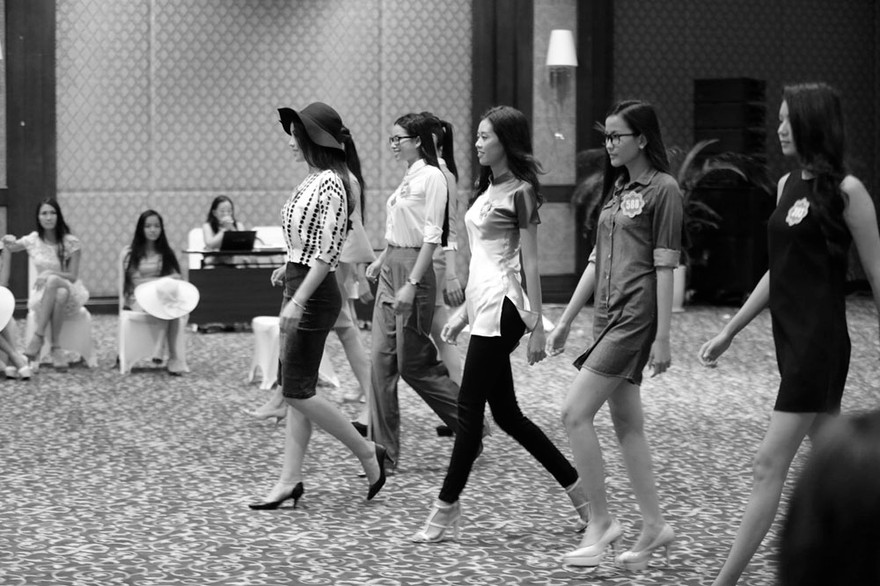 Thí sinh hoa hậu tập trình diễn thi Người đẹp Biển