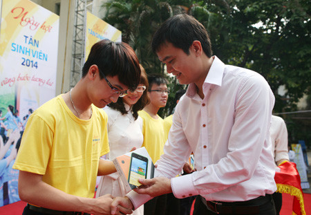 Tặng miễn phí điện thoại cho 200 tân thủ khoa đại học