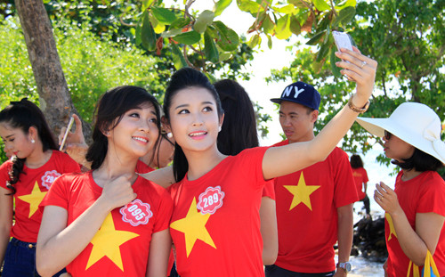 Thí sinh hoa hậu nhí nhảnh selfie