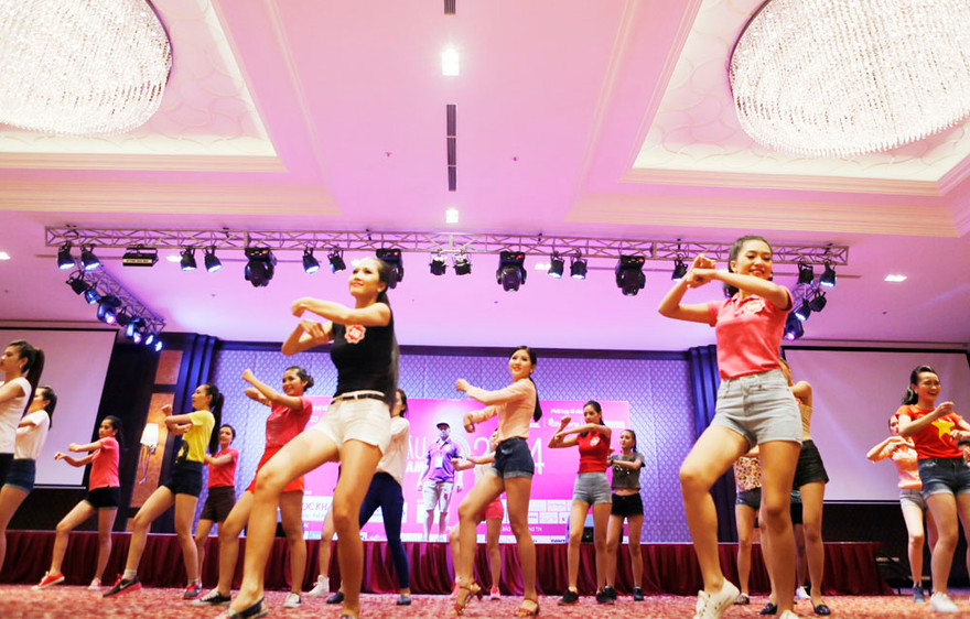 Thí sinh hoa hậu khỏe khoắn tập erobic