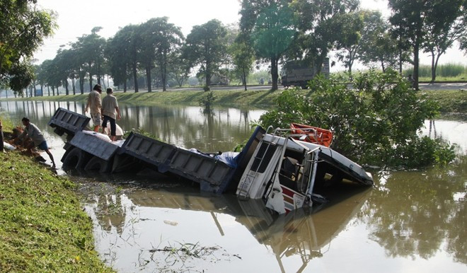 Xe tải lao xuống mương, tài xế đạp cabin thoát ra ngoài