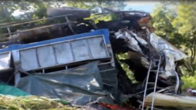 Lật xe chở rau trên đèo, 2 người thiệt mạng