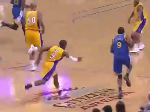 Tiểu xảo “ném giày cản bóng” trong trận bóng rổ