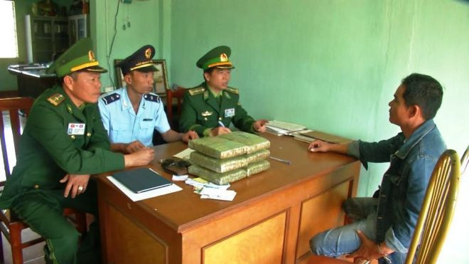 Lực lượng biên phòng và Hải quan Quảng Trị hợp đồng tác chiến bắt 2 đối tượng người Lào vận chuyển ma túy từ Lào về thị trấn Lao Bảo tiêu thụ; đối tượng buôn ma túy Lê Phúc cùng tang vật tại Đồn Biên phòng Cửa khẩu Quốc tế Lao Bảo. ẢNH: H.T