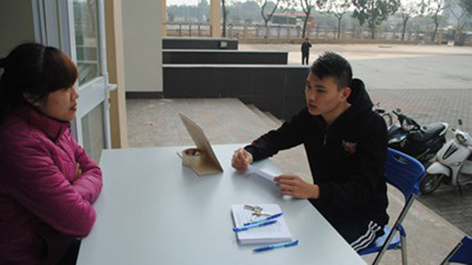 an tiếp nhận sinh viên giải đáp những thắc mắc của Minh (SV năm 3, Đại học Xây dựng Hà Nội). Ảnh: Nguyễn Nga.