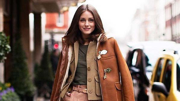 Cô nàng Olivia Palermo đầy sức hút với kiểu phối đồ layer (nhiều lớp trang phục) tinh tế cùng chiếc áo khoác da lộn gam màu nâu sáng ở ngoài cùng, áo khoác lửng ở trong và chân váy trẻ trung. Nguồn: Blog.