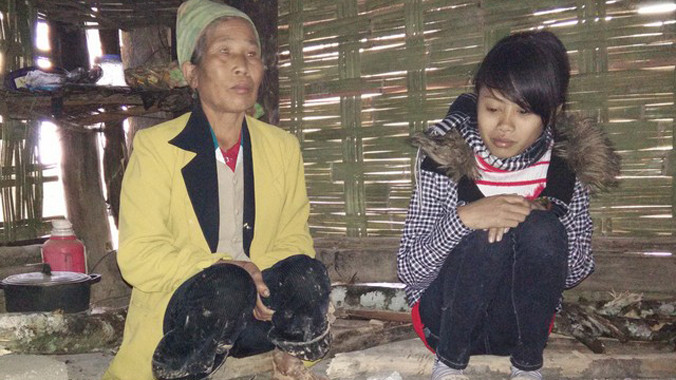 Bà Thanh và con dâu trong căn nhà không có cái ghế để ngồi. Ảnh: P.B.