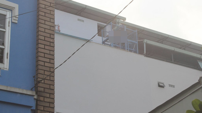 Người đàn ông bị mắc kẹt trong thang máy trên tầng 5.