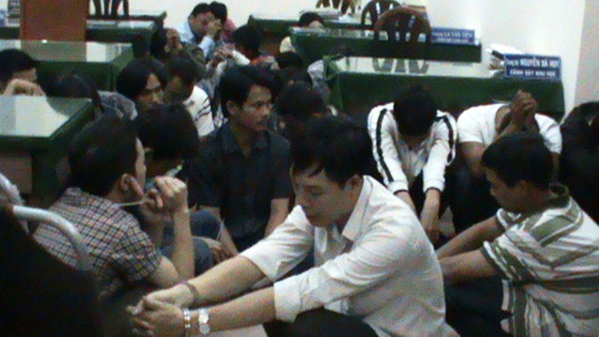 Các nghi can bị bắt quả tang tham gia cá độ bóng đá. Ảnh CA cung cấp. 