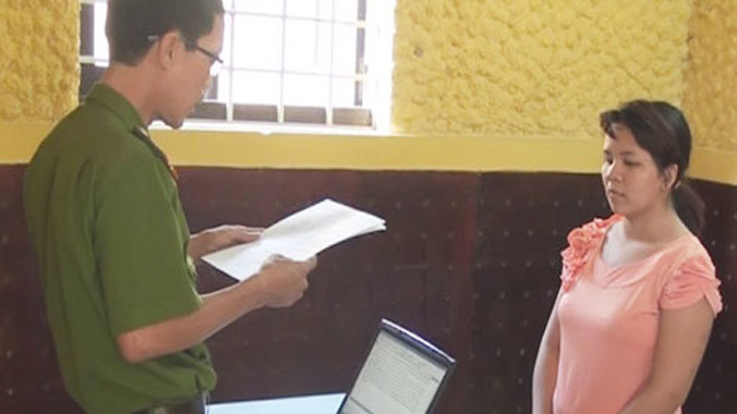 Cơ quan điều tra thực hiện lệnh bắt tạm giam đối với Hiền.