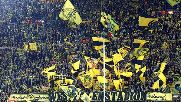 CĐV Đức ngồi chật các khán đài.