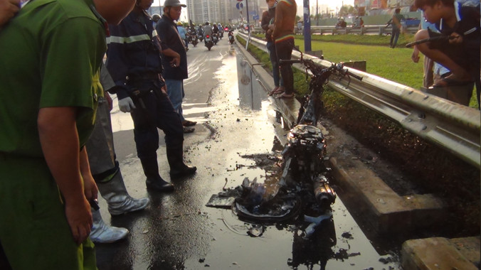 Hiện trường chiếc xe máy bốc cháy. Ảnh: Đông Sơn.