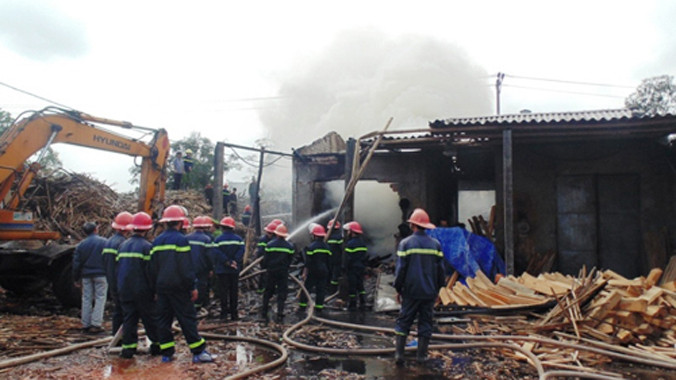 Cảnh sát PCCC Công an tỉnh Quảng Bình nỗ lực dập tắt đám cháy. Ảnh: Thanh Trung.