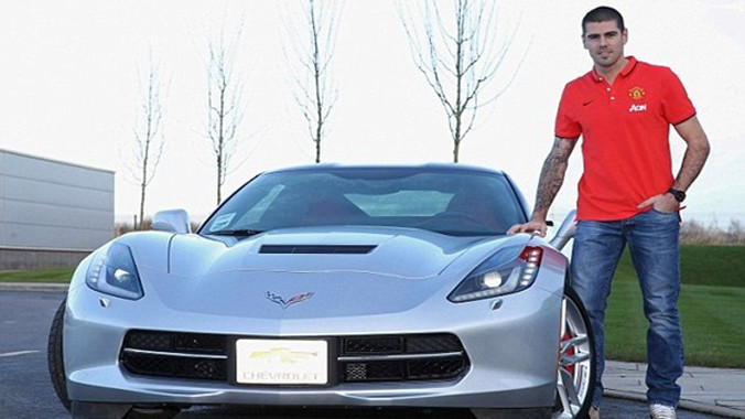 Thủ thành Victor Valdes bên chiếc Chevrolet Corvette Stingray.