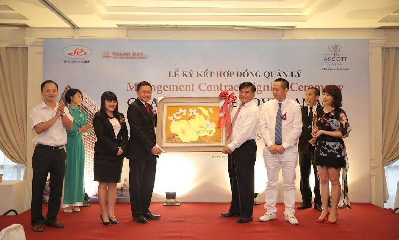 Đại diện Cty Hòa Bình trao quà cho Ascott