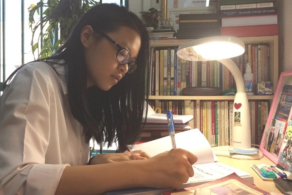 Hà Linh trong phòng đọc sách của ông nội.